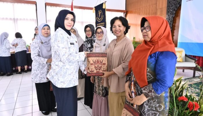 Buka Seminar Kesehatan YKI Kalsel, drg. Ellyana Trisya Tekankan Pentingnya Deteksi Dini Benjolan Payudara