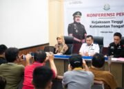 Kejati Serahkan Dua Tersangka Tindak Pidana Pajak 13 Kejati Serahkan Dua Tersangka Tindak Pidana Pajak