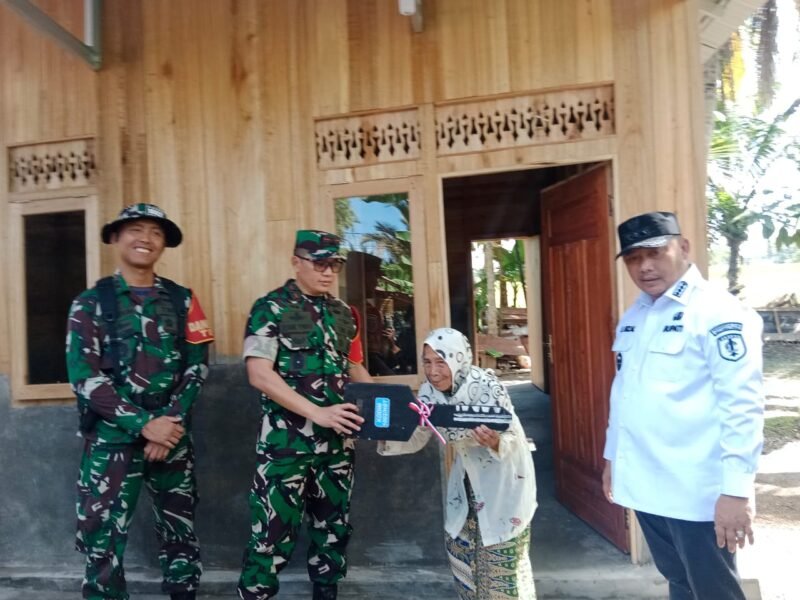 Kebahagiaan Nenek KurbaTerpancar, Rumah Tak Layak Huni Direhab TNI Melalui Program TMMD ke-124 1 IMG 20250605 WA0038 e1749123791712