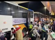 Isak Tangis Haru Sambut Kedatangan Kloter Pertama Jemaah Haji di Masjid Jami Banjarmasin 28 Isak Tangis Haru Sambut Kedatangan Kloter Pertama Jemaah Haji di Masjid Jami Banjarmasin