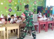Babinsa Barabai Dampingi Penyaluran Makanan Bergizi untuk Ribuan Pelajar di HST 52 Babinsa Barabai Dampingi Penyaluran Makanan Bergizi untuk Ribuan Pelajar di HST