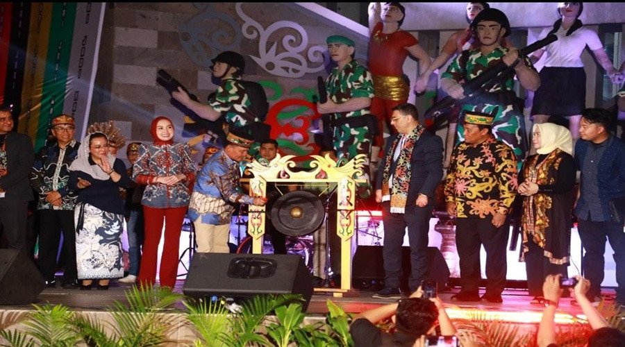 Dorong UMKM dan Budaya Lokal, Gubernur Luncurkan Car Free Night pada Huma Betang Night 1 IMG 20250616 WA0044