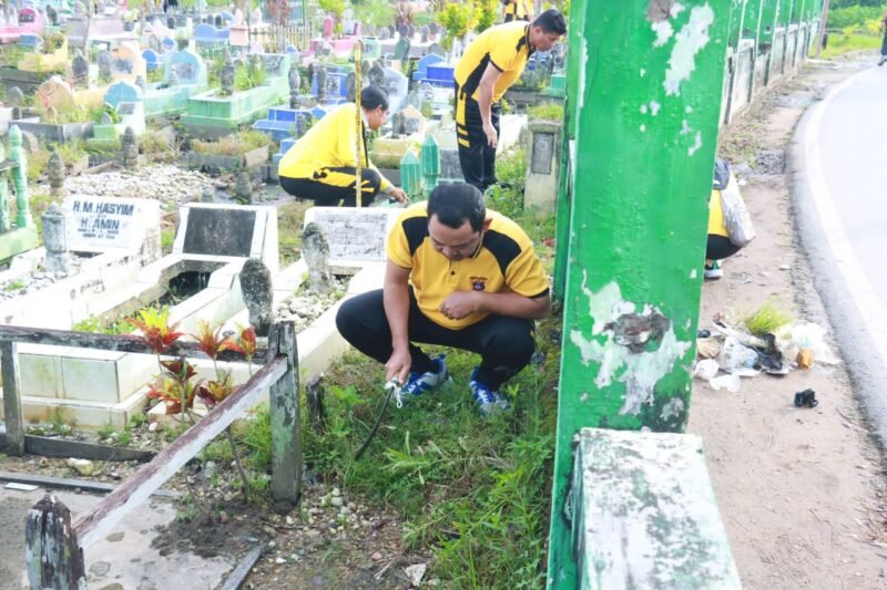 Sambut Hari Bhayangkara ke-79, Polresta Banjarmasin Gelar Aksi Bersih Makam dan Fasilitas Umum 1 IMG 20250619 WA0026 e1750324525897