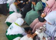 Tangis Haru di Tradisi Siswa Basuh Kaki Orang Tua di Acara Perpisahan Kelas VI MI TPI Sungai Jingah Banjarmasin 9 Tangis Haru di Tradisi Siswa Basuh Kaki Orang Tua di Acara Perpisahan Kelas VI MI TPI Sungai Jingah Banjarmasin