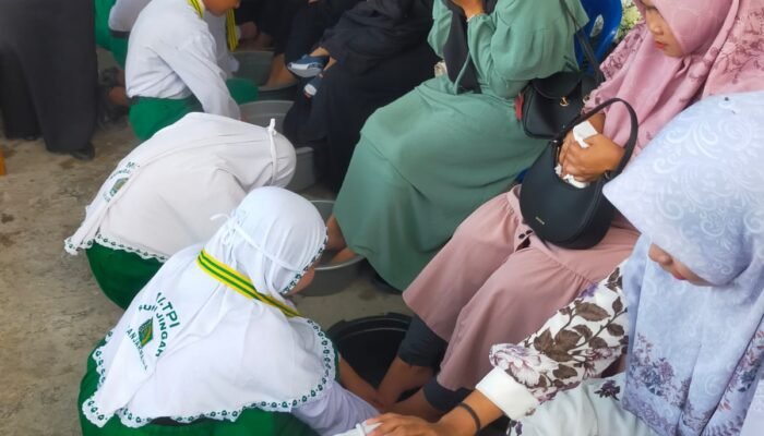 Tangis Haru di Tradisi Siswa Basuh Kaki Orang Tua di Acara Perpisahan Kelas VI MI TPI Sungai Jingah Banjarmasin