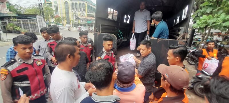 Jelang HUT Bhayangkara ke-79, Polresta Banjarmasin Salurkan 790 Paket Sembako 1 IMG 20250624 WA0021 e1750744743801