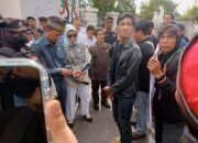 Coba Paksa Masuk, Demo Mahasiswa Ditolak DPRD Kalteng 8 Coba Paksa Masuk, Demo Mahasiswa Ditolak DPRD Kalteng