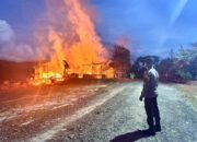 Kapolsek Pulau Laut Utara Tinjau Kebakaran Rumah Kosong di Jalan Raya Stagen