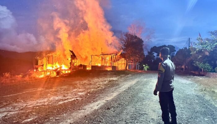 Kapolsek Pulau Laut Utara Tinjau Kebakaran Rumah Kosong di Jalan Raya Stagen