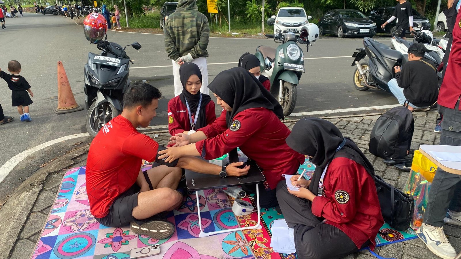 HMJ Keperawatan Gelar Cek Kesehatan Gratis di Lapangan Kantor Gubernur Kalimantan Selatan 1 WhatsApp Image 2025 06 26 at 10.22.13 scaled