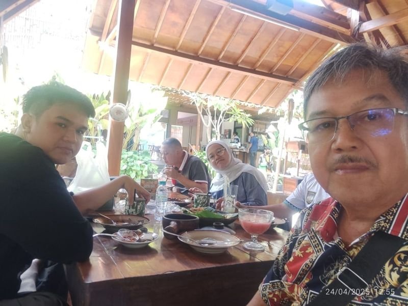 08 1KLM HM AMBIYA JPG