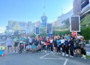 Komunitas South Borneo Run Melaksanakan Olahraga Bersama dengan Komunitas Lain.