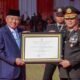 1 35 klm Kontrak Pemprov 1 Gubernur H muhidin serahkan penghargaan kepada Kapolda di Hari Bhayangkara
