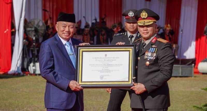 1 35 klm Kontrak Pemprov 1 Gubernur H muhidin serahkan penghargaan kepada Kapolda di Hari Bhayangkara