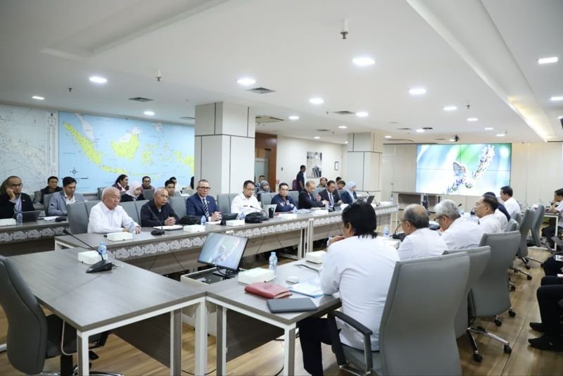 1 4 klm Kontrak Pemprov 17 Gubernur H Muhidin bahas perpanjangan Runway Bandara Syamsuddin Noor