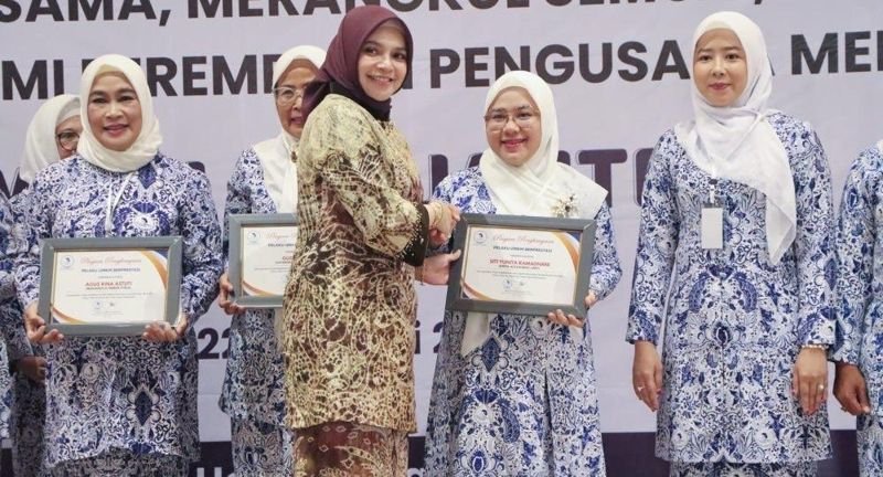 1 4 klm Kontrak Pemprov 22 Ketua BKOW Hj drg Ellyana Trisya