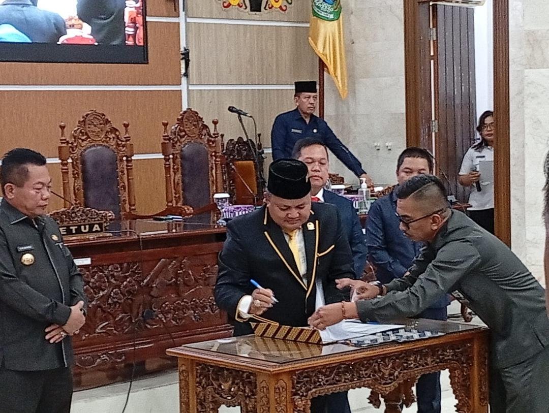 4 Adv DPRD Kapuas