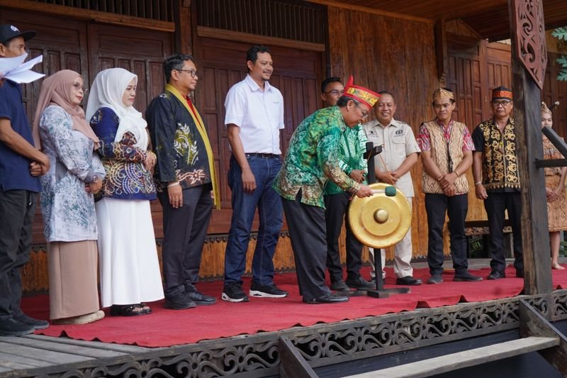 Dukung Tradisi Panen Tahunan Mesiwah Pare Gumboh 1 Hal 2 Bal 3 klm 12