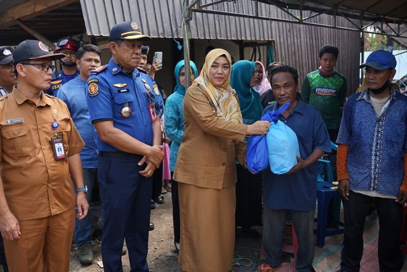 Bantuan Untuk Korban Kebakaran di Astambul 1 Hal 4 4 KLm Martapura Salurkan bantuan