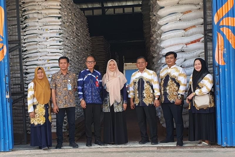 Hal 4 4 KLm Martapura Tinjau gudang