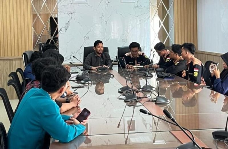 Ketua DPRD Banjarmasin Rikval Fachruri Terima Silaturahmi Kepengurusan Baru IKMABAN 1 Hal 5 3 KLM DPR Kota