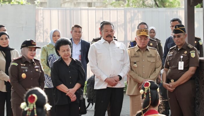 Ketua DPRD Kalsel H Supian HK Sambut Kedatangan Jaksa Agung RI ST Burhanuddin 3 IMG 20250702 WA0004