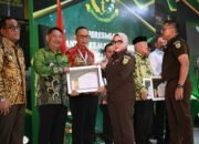 Bupati HST Samsul Rizal Terima Penghargaan Kejati Kalsel 8 Bupati HST Samsul Rizal Terima Penghargaan Kejati Kalsel