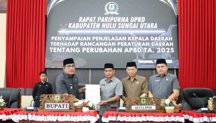 Bupati HSU Sampaikan Penjelasan Raperda APBD Perubahan 2025