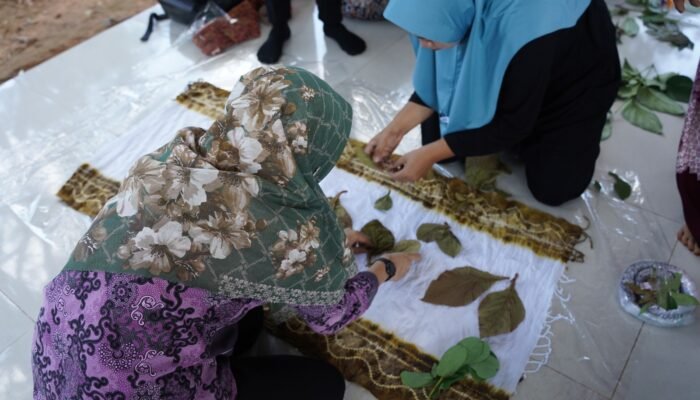 Berdayakan Perempuan Desa, PLN Indonesia Power UBP Barito Gelar Pelatihan Ecoprint Sasirangan Warna Alam