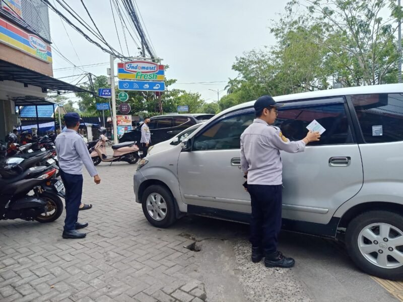 Dishub Banjarmasin Pasang Stiker Melanggar di Kendaraan yang Parkir Sembarangan 1 IMG 20250716 WA0044 e1752655862207