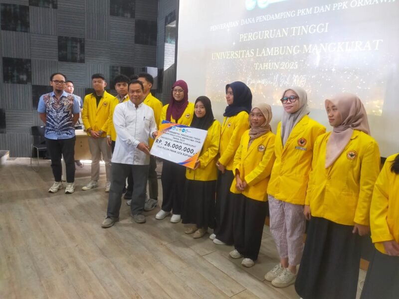 ULM Masuk Klaster 1 Nasional, Rusmin Nuryadin Serahkan Dana Pendamping PKM dan PPK Ormawa ULM 1 IMG 20250718 WA0017 e1752834455400