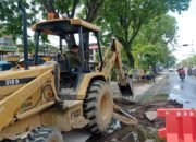 Dirop PT AM Edward Kontrol Perbaikan Kebocoran Pipa di Jalan A. Yani Km 1 8 Dirop PT AM Edward Kontrol Perbaikan Kebocoran Pipa di Jalan A. Yani Km 1