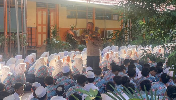 Kasat Binmas Polresta Banjarmasin Tanamkan Jiwa Kenegarawanan ke Pelajar SMPN 10