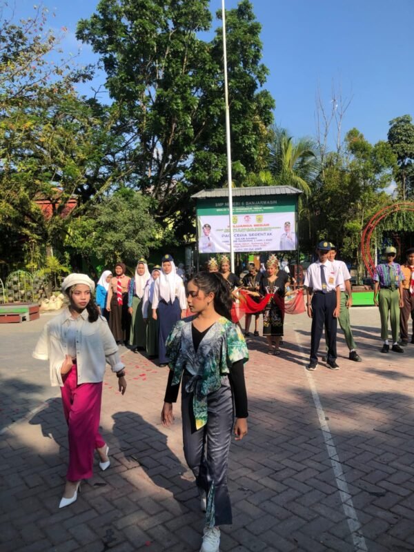 Serunya Siswa - Guru SMPN 6 Banjarmasin Melakukan Fashion Show dan Nyanyi di Acara Hari Anak Nasional 1 IMG 20250723 WA0058 e1753262711364