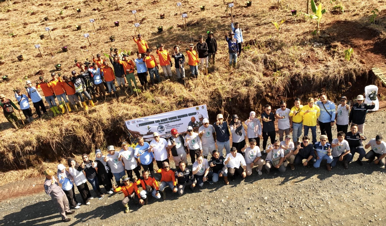 Hasnur Group Tanam 100 Pohon dan Bagikan 111 Paket Jumat Berkah di Tahura Sultan Adam 1 IMG 20250726 WA0028