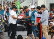 Wagub Serahkan Bendera Merah Putih Secara Gratis 16 Wagub Serahkan Bendera Merah Putih Secara Gratis