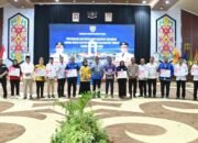 Plt Sekdaprov Kalteng Serahkan Dana Hibah Parpol 30 Plt Sekdaprov Kalteng Serahkan Dana Hibah Parpol