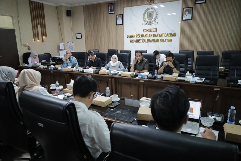 Komisi III DPRD Kalsel Tegaskan Komitmen Dukung Rehabilitasi Perumahan Pascabencana 1 hAL 6 3 kLM Rakor
