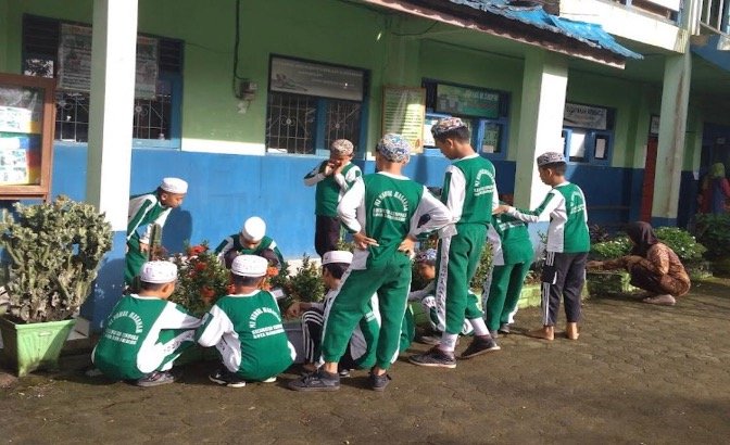 Meningkatnya Penggunaan Gadget di Kalangan Siswa MI Nurul Hasanah Kecamatan Cempaka: Waspadai Dampak Jangka Panjang 1 nurulhasanah