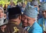 Jadi Perhatian, Berpelukan 32 Jadi Perhatian, Berpelukan