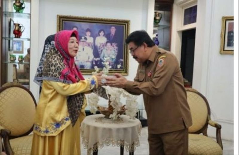 Penghormatan atas Jasa Mantan Pemimpin Kalsel 1 1 2 klm ibu syach