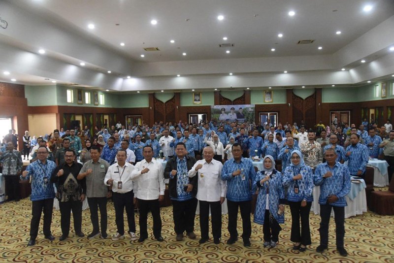 1 4 KLM Kontrak Pemprov 7 Gubernur H Muhidin berkomitmen mewujudkan tata kelola sawit