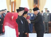 Serahkan Penganugerahan Satyalancana Karya Satya Bagi ASN Pemprov