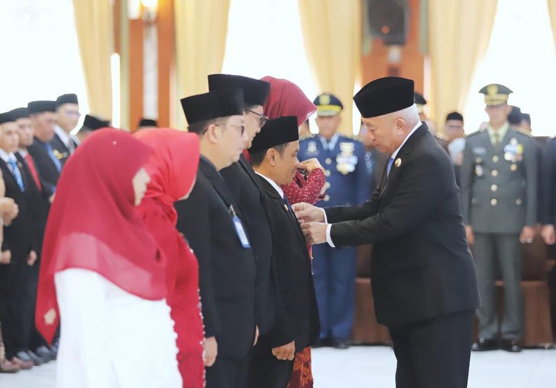 1 4 klm Kontrak Pemprov 26 Gubernur H Muhidin serahkan penganugerahan satya lencana