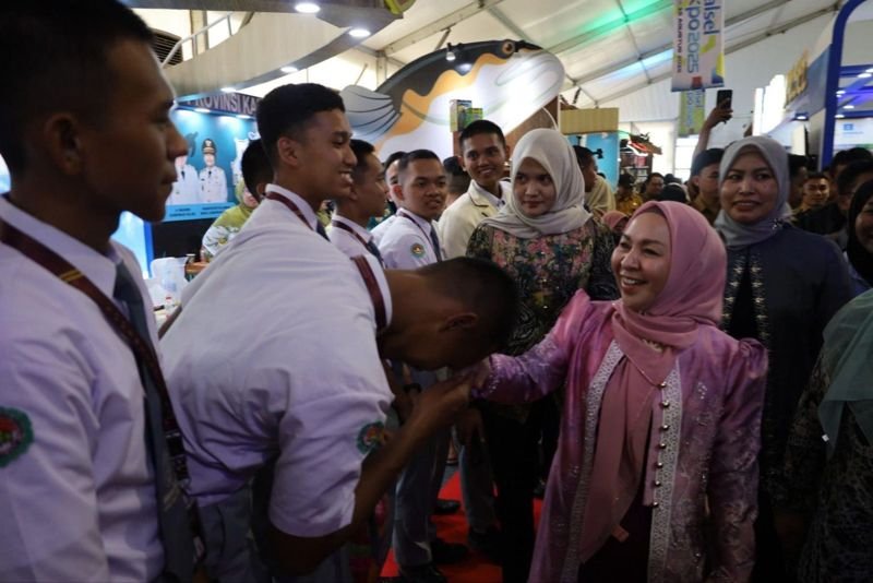 1 4 klm advKontrak Pemprov 12 Hj Fatul Jannah tinjau stand Kalsel