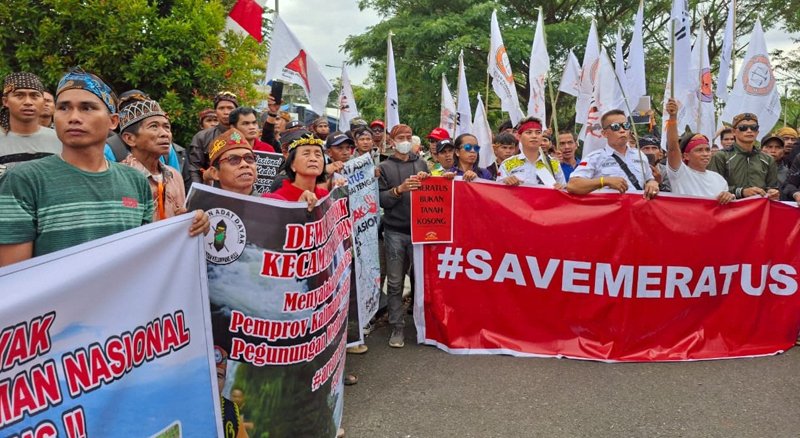 Massa "Ngluruk" ke Pemprov Kalsel 1 1 utama 5 klm 6 cm meratusssss