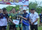 Wabup Serahkan Trofi Juara Turnamen Sepak Bola Bamban