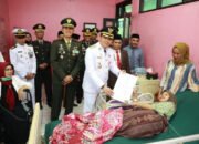 Bupati Bebaskan Biaya Persalinan dan Serahkan Akte Kelahiran