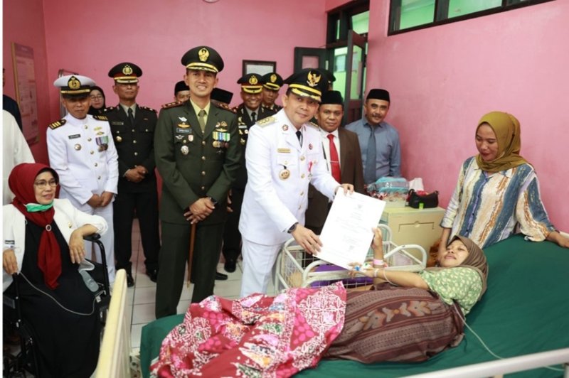 Bupati Bebaskan Biaya Persalinan dan Serahkan Akte Kelahiran 1 Hal 12 Tanbu 35 klm 14