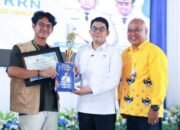 Bupati Tanbu Beri Penghargaan Ke Tiga Kelompok Nilai Tertinggi KKN Tematik FPIK